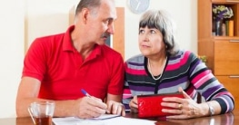 Hohe Rechnungen können Rentner schnell in finanzielle Engpässe bringen.